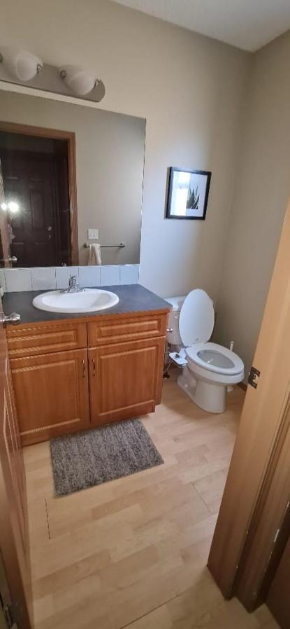 Spacious Comfortable Air-Conditioned. Near Airport! 卡加利 外观 照片